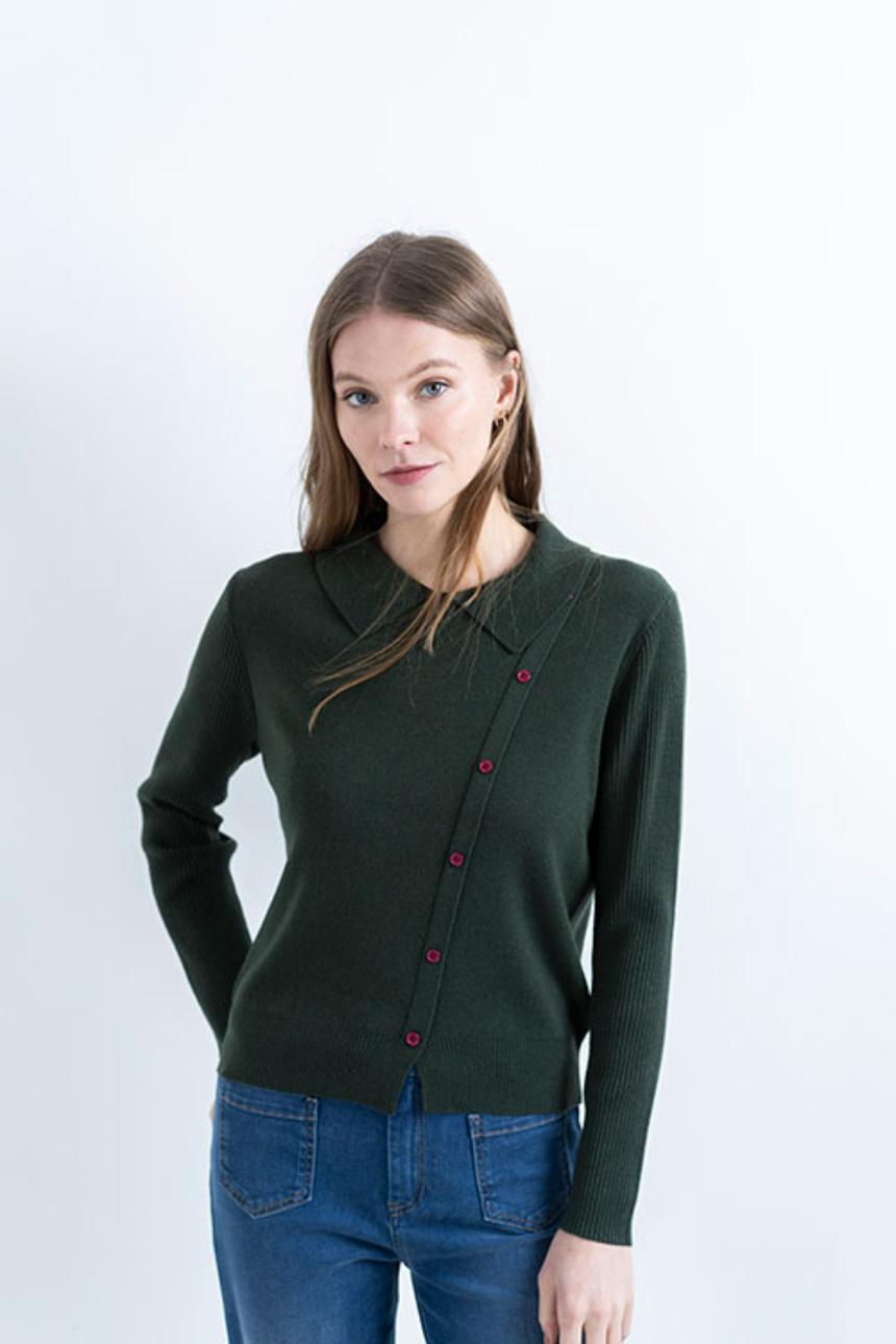 Jersey de punto verde con cuello camisero y detalle de botones