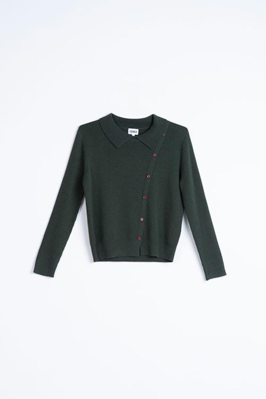 Jersey de punto verde con cuello camisero y detalle de botones