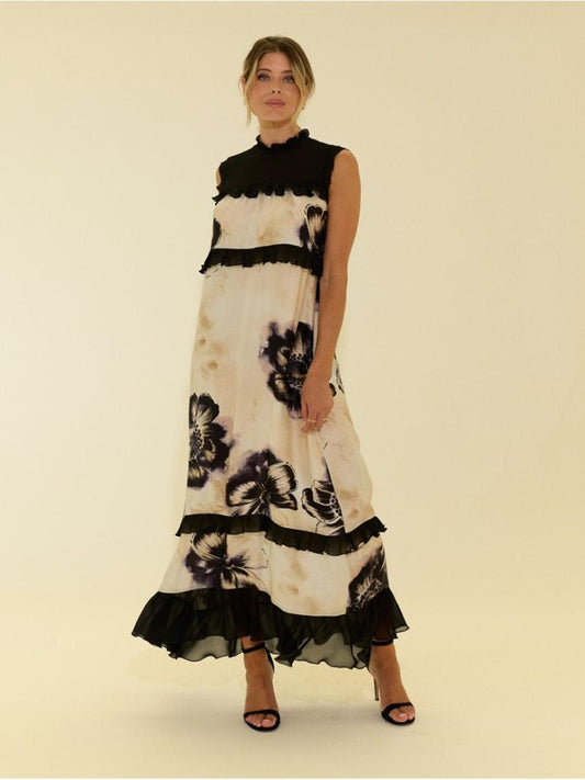 Vestido estampado con volantes en contraste.