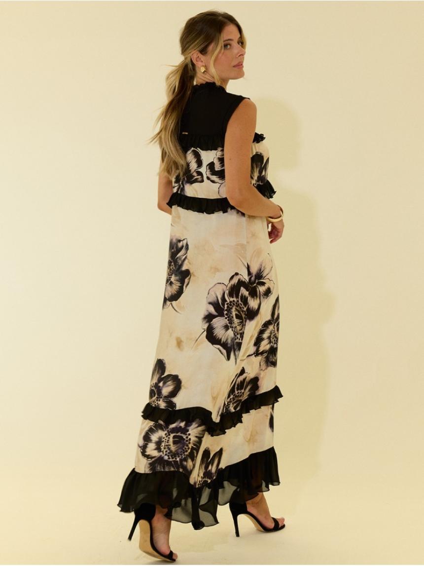 Vestido estampado con volantes en contraste.